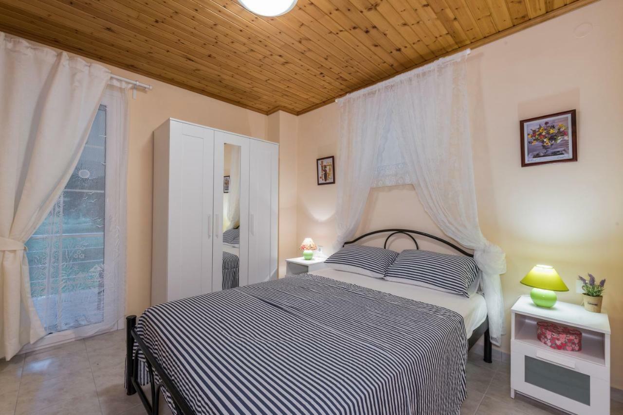 Family Holiday Apartment With Garden & Bbq Velonádesz Kültér fotó