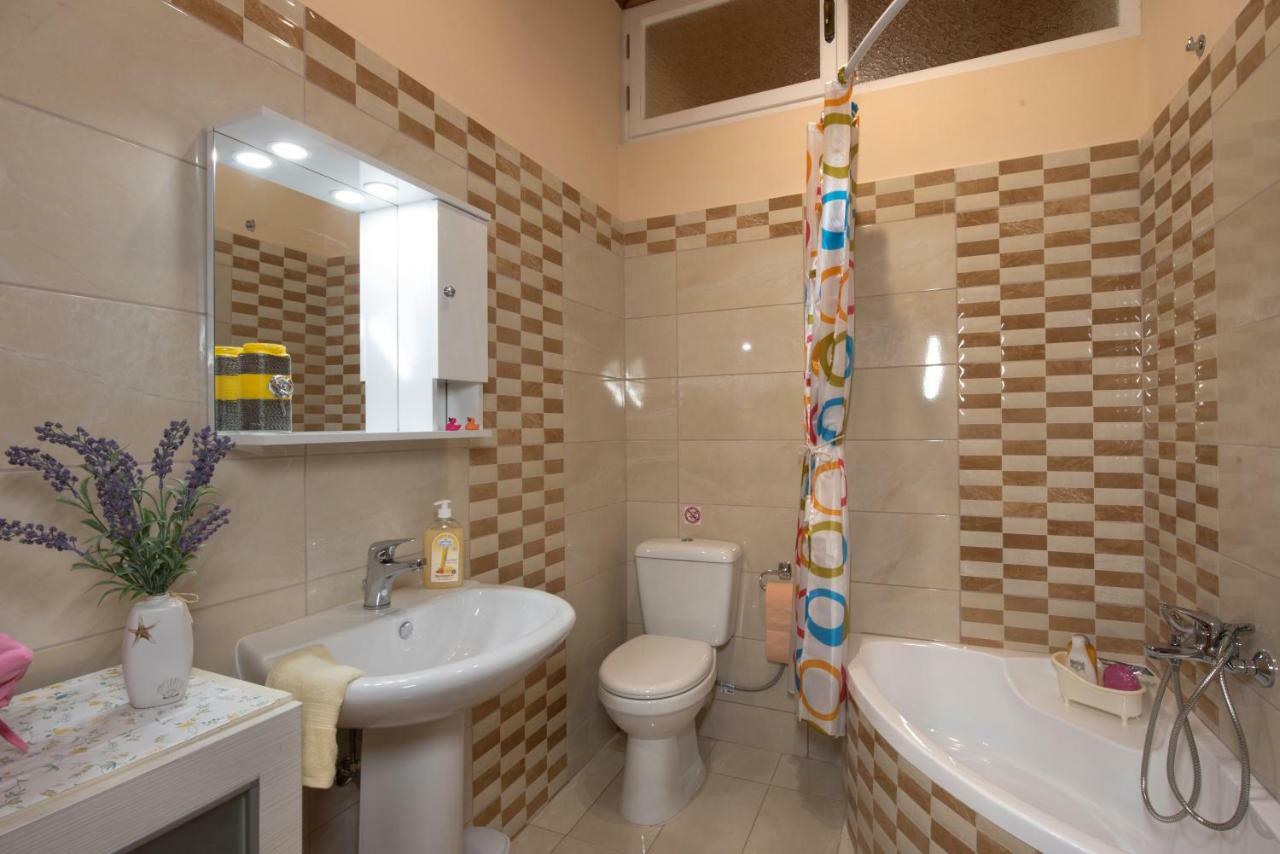 Family Holiday Apartment With Garden & Bbq Velonádesz Kültér fotó